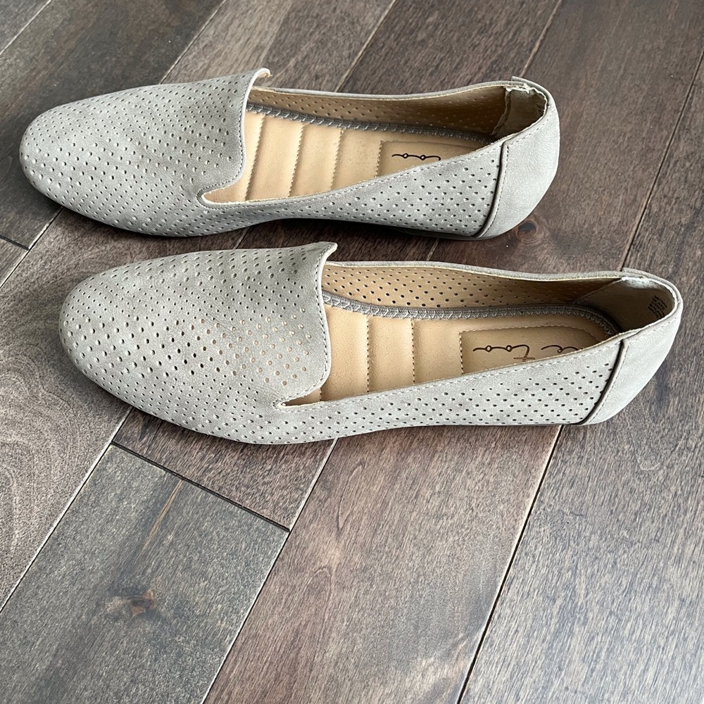 Me Too new without tags loafer shoe. Size 8M